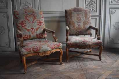 null Deux fauteuils en bois naturel mouluré et sculpté d'époque Régence
A dossier...