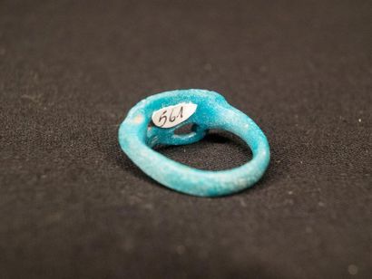 null Bague en faïence bleue, Egypte, Nouvel Empire, 1552-1070 av. J.-C.
Ornée d'un...