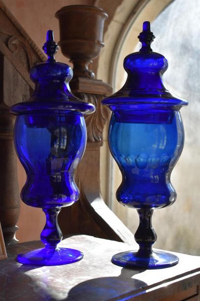 null Pair of blue tinted glass covered pots, Italy 20th century,
resting on a pedestal
H....