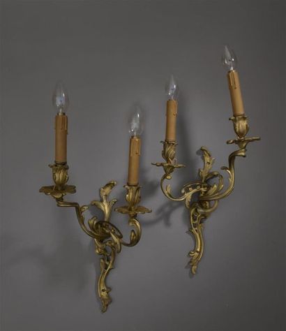 null Paire d'appliques en bronze ciselé et doré style Louis XV, XIXe siècle.
À deux...
