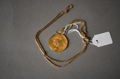 null Pendentif en or jaune Bellone et une chaîne, vers 1900
Poids brut: 13,1 gr.