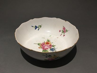 null Manufacture du comte de Provence Clignancourt vers 1780
Saladier en porcelaine...