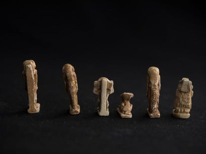 null Lot composé de six amulettes en stéatite vernissée, Egypte, Basse Epoque, 712...