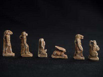 null Lot composé de six amulettes en stéatite vernissée, Egypte, Basse Epoque, 712...