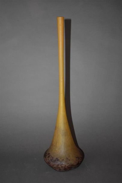 null DAUM à Nancy, vase soliflore jaune, vers 1920
H. 53 cm