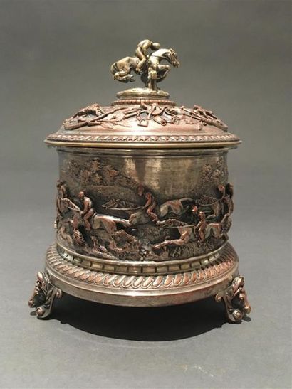 null Pot à tabac en métal argenté fin du XIXe siècle
A décor d'une course de chevaux
H....