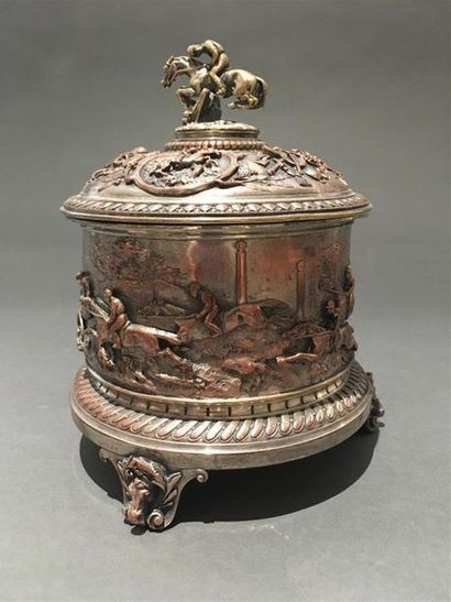null Pot à tabac en métal argenté fin du XIXe siècle
A décor d'une course de chevaux
H....