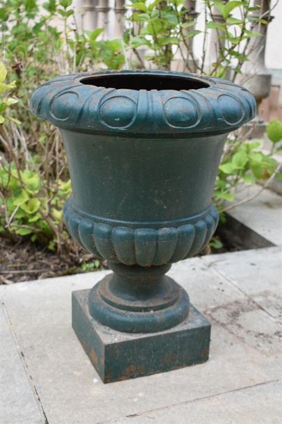 null Vase Médicis en fonte de fer, XXe siècle
A fond vert
H. 49 cm