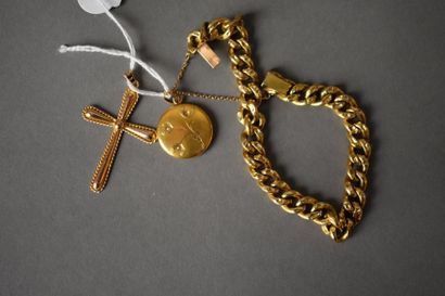 null Lot d'or comprenant une croix, une gourmette et un pendentif
Poids brut: 12,5...