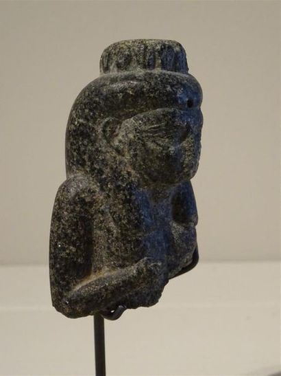 null Buste représentant une déesse Isis lactant, en diorite, Egypte, Epoque Saïte,...