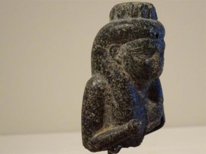 null Buste représentant une déesse Isis lactant, en diorite, Egypte, Epoque Saïte,...