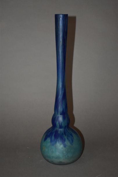 null DAUM à Nancy, vase soliflore bleu, vers 1930
H. 49 cm