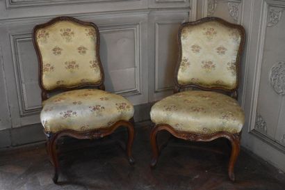 null Paire de larges chaises en bois naturel mouluré et sculpté d'époque Louis XV
Reposant...