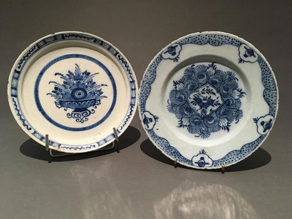 null Delft XVIIIe siècle
Deux assiettes à décor floral
Egrenures
D. 23 cm