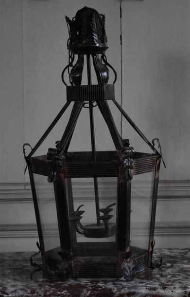null Lanterne en fer forgé dans le goût du XVIIIe siècle
H. 68 cm