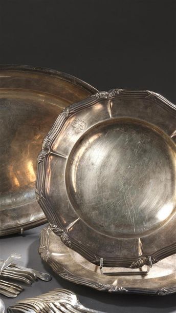 null Odiot à Paris
Two silver dishes, Minerva hallmark.
One hollow one, with mouldings...