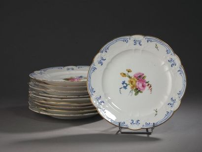 null Sèvres, 18th century
Ten soft porcelain plates with crowns and palms with polychrome...