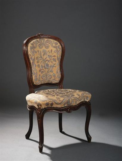 null Petite chaise en bois naturel mouluré sculpté, travail nantais d'époque Louis...