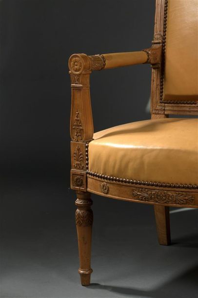 null Fauteuil en bois mouluré et sculpté par Jacob-Desmalter d'époque Empire
À dossier...