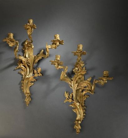 null Paire d'appliques en bronze doré à décor de feuillages, style Louis XV, XIXe...