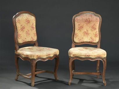 null Paire de chaises en bois mouluré et sculpté estampillées C.L. Burgat d'époque...