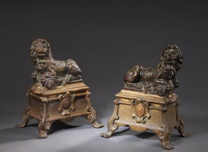 null Pair of chiseled and patinated bronze andirons from the Regency
period. Decorated...