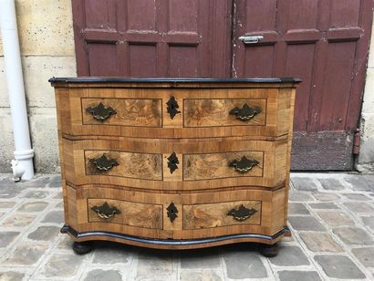 null Chest of drawers in walnut veneer and marquetry, work from northern Italy or...