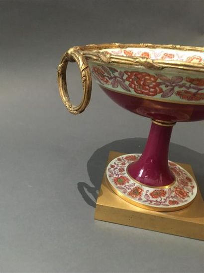 null Paris, first half of the XIXth century
Cup on pedestal in porcelain and gilt...