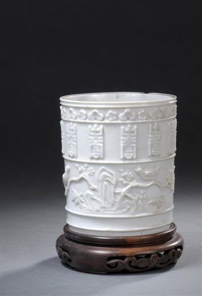 null Chine, XIXe siècle.
Porte-pinceau cylindrique en porcelaine blanche émaillée...