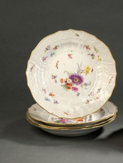 null MEISSEN, XIXe siècle 
Suite de quatorze assiettes en porcelaine à décor polychrome...