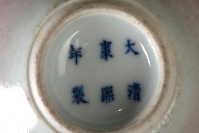 null Chine, période Kangxi (1662-1722)
Lave-pinceau en porcelaine à fond peau de...