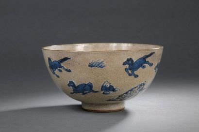 Chine, XIXe siècle Bol en porcelaine à décor...