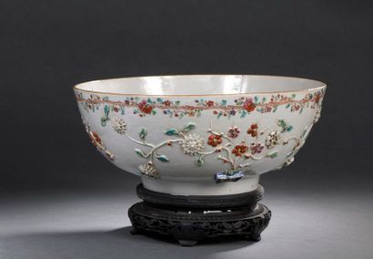 null China, Qianlong period (1736-1795) Porcelain punch
bowl with polychrome decoration...