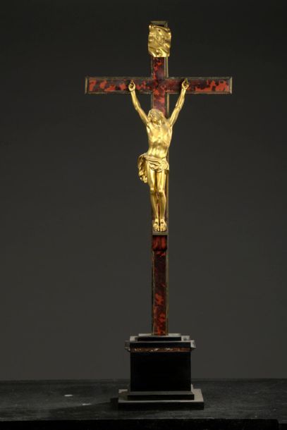 Grand Christ en croix en bronze ciselé et...