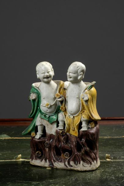  Chine, période Kangxi (1662-1722) Groupe de deux enfants en biscuit émaillé vert,...