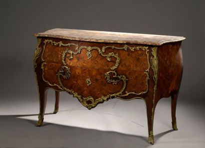  Commode en marqueterie florale par Mathieu Criaerd et estampillée JF Leleu d'époque... Gazette Drouot