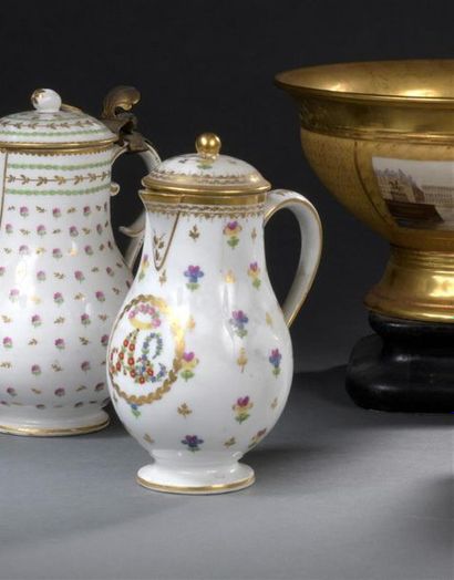 null PARIS, XVIIIe siècle
Pot à lait couvert en porcelaine à décor polychrome du...
