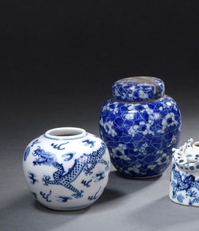 Chine, XIXe siècle Un petit vase balustre,...