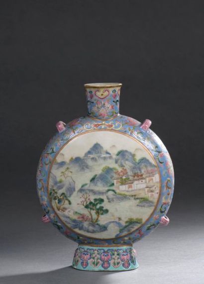 null Chine, XIXe siècle
Vase en forme de gourde circulaire à quatre passants à décor...