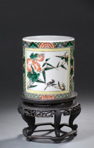 null Chine, XIXe siècle
Porte-pinceau cylindrique en porcelaine à décor polychrome...