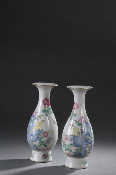 null Chine, XIXe siècle
Paire de vases de forme balustre en porcelaine à décor polychrome...
