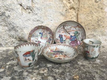 null Chine, période Qianlong (1736-1795)
Deux tasses et trois soucoupes en porcelaine...