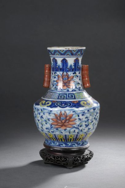 Chine, XIXe siècle Vase de forme Hu en porcelaine...