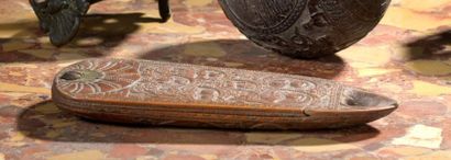 Râpe à tabac en bois sculpté datée 1731 à...