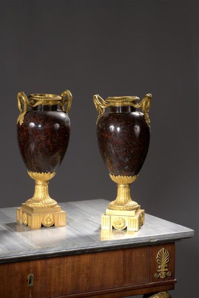 Paire de vases en bronze ciselé marbre rouge...