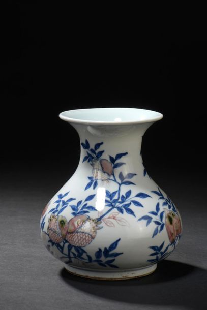 null Chine, XIXe siècle 
Vase de forme balustre en porcelaine à décor en bleu sous...