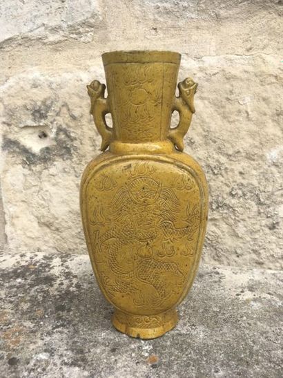 Chine, XIXe siècle. Vase balustre en biscuit...