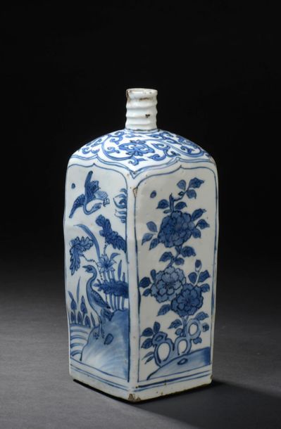  Chine, période Wanli (1572-1620) Flacon à section carré et col à pas de vis en porcelaine...