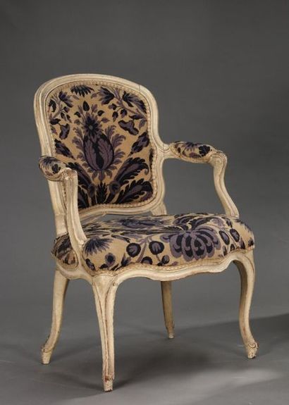 null Fauteuil en bois mouluré et sculpté estampillé L. C Carpentier d'époque Louis...