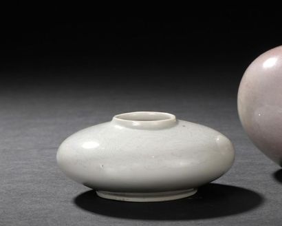 null Chine, XIXe siècle
Lave-pinceaux en porcelaine émaillée blanche à décor incisé...